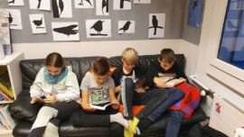 Leseabend: Die Schülerinnen und Schüler beim Lesen