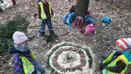 Die Kinder gestalten eine natürliche Wald-Dekoration