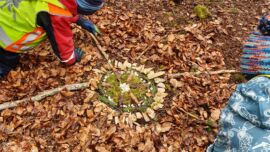 Die Kinder gestalten eine natürliche Wald-Dekoration