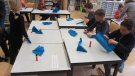 Die Lernenden basteln Papier-Blumen im Klassenzimmer